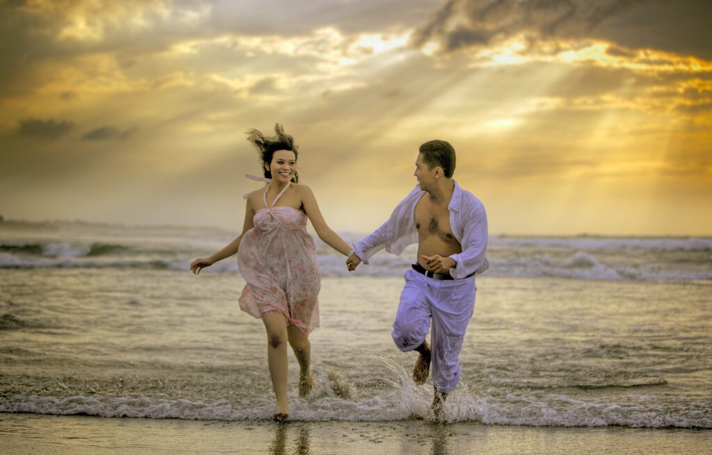 couple-running-beach